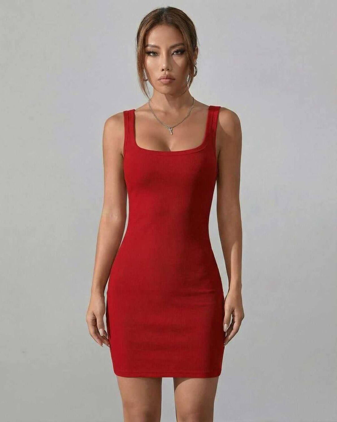 Mujer vistiendo Vestido mini Ruby rojo ajustado. Un diseño elegante y versátil, perfecto para cualquier ocasión.
