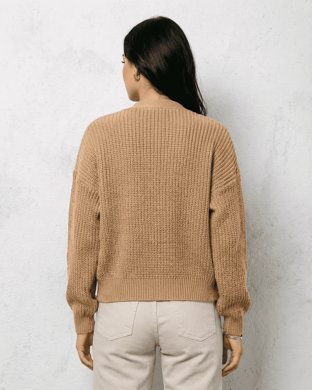 Cárdigan de punto beige suave y cálido para mujer, prenda esencial y versátil de otoño e invierno.