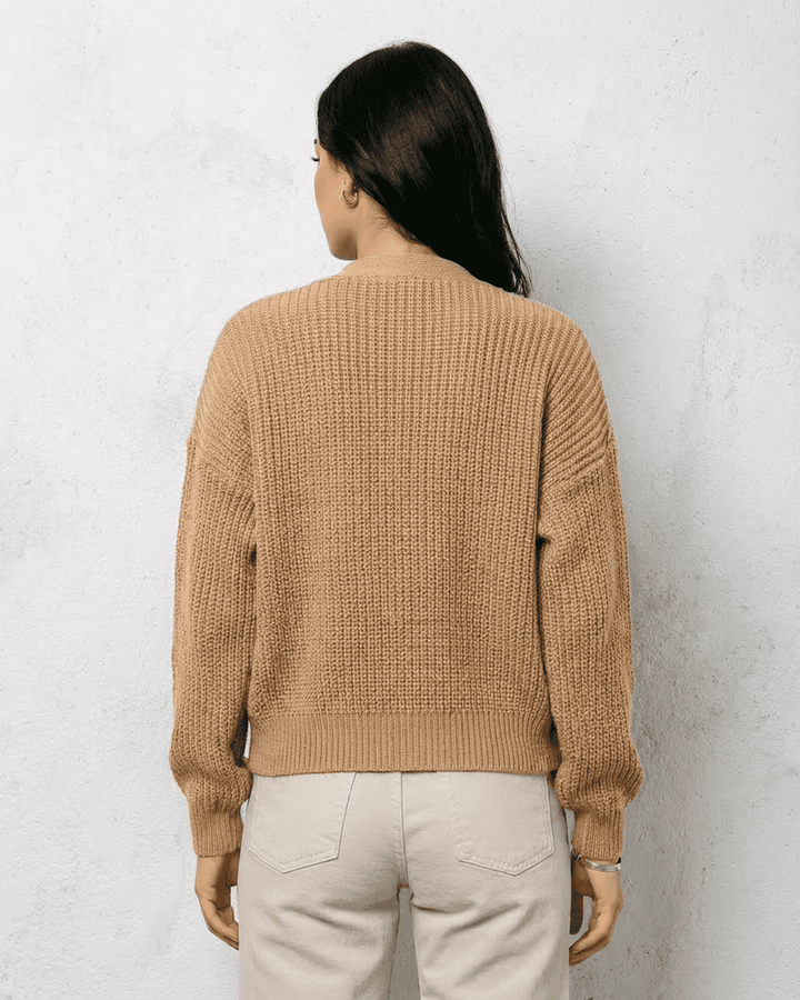 Cárdigan de punto beige suave y cálido para mujer, prenda esencial y versátil de otoño e invierno.