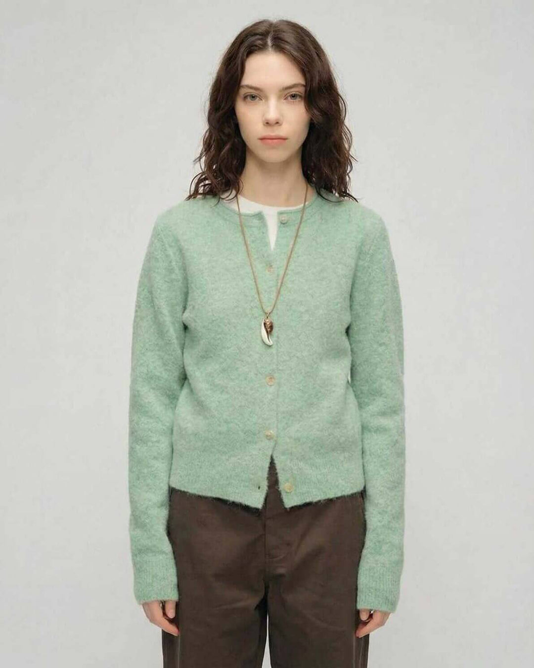Cárdigan verde de mujer, elegante, con cuello redondo y botones. Ideal para otoño e invierno.