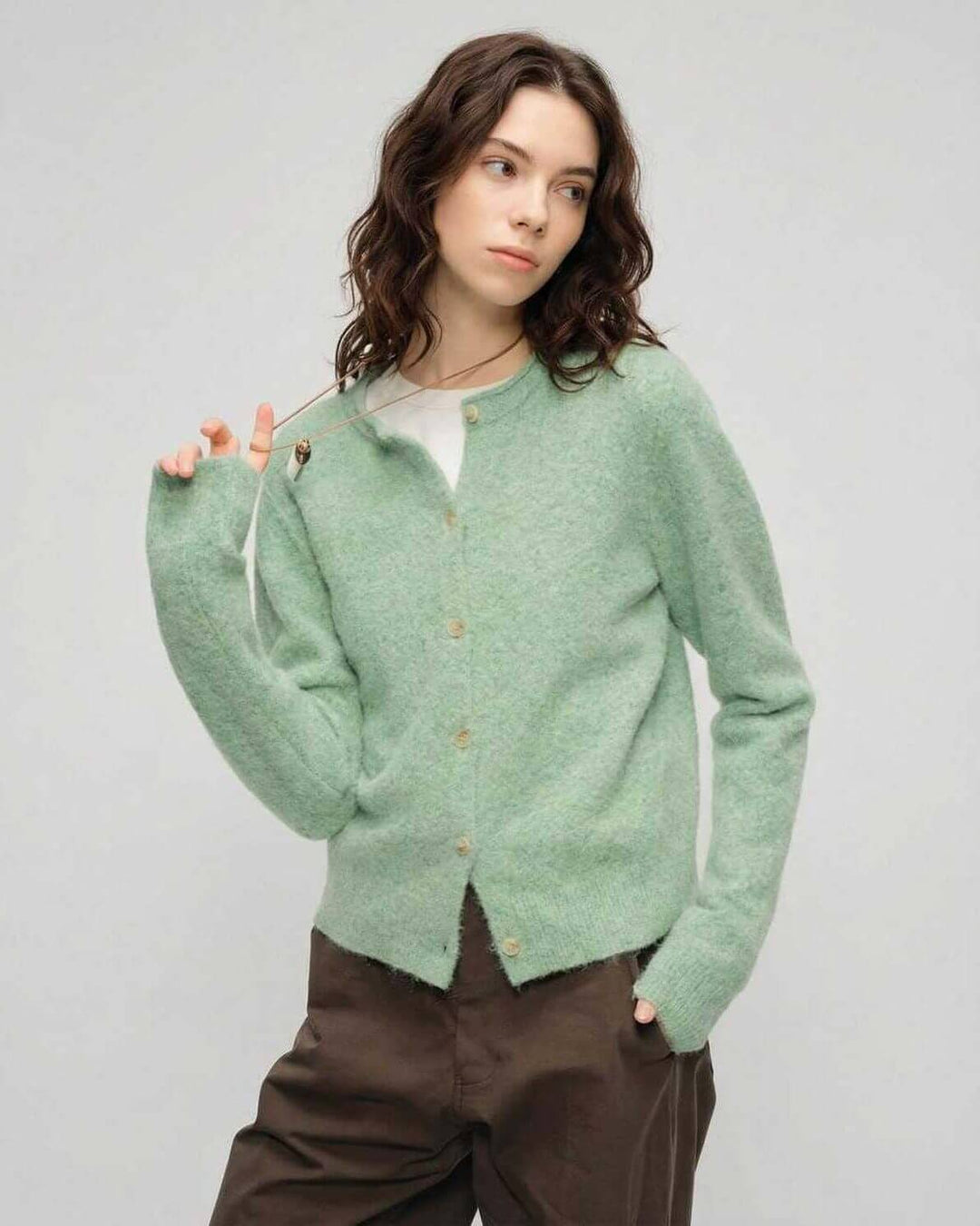 Cárdigan verde elegante para mujer, de punto, con botones. Perfecto para oficina o look casual de otoño.