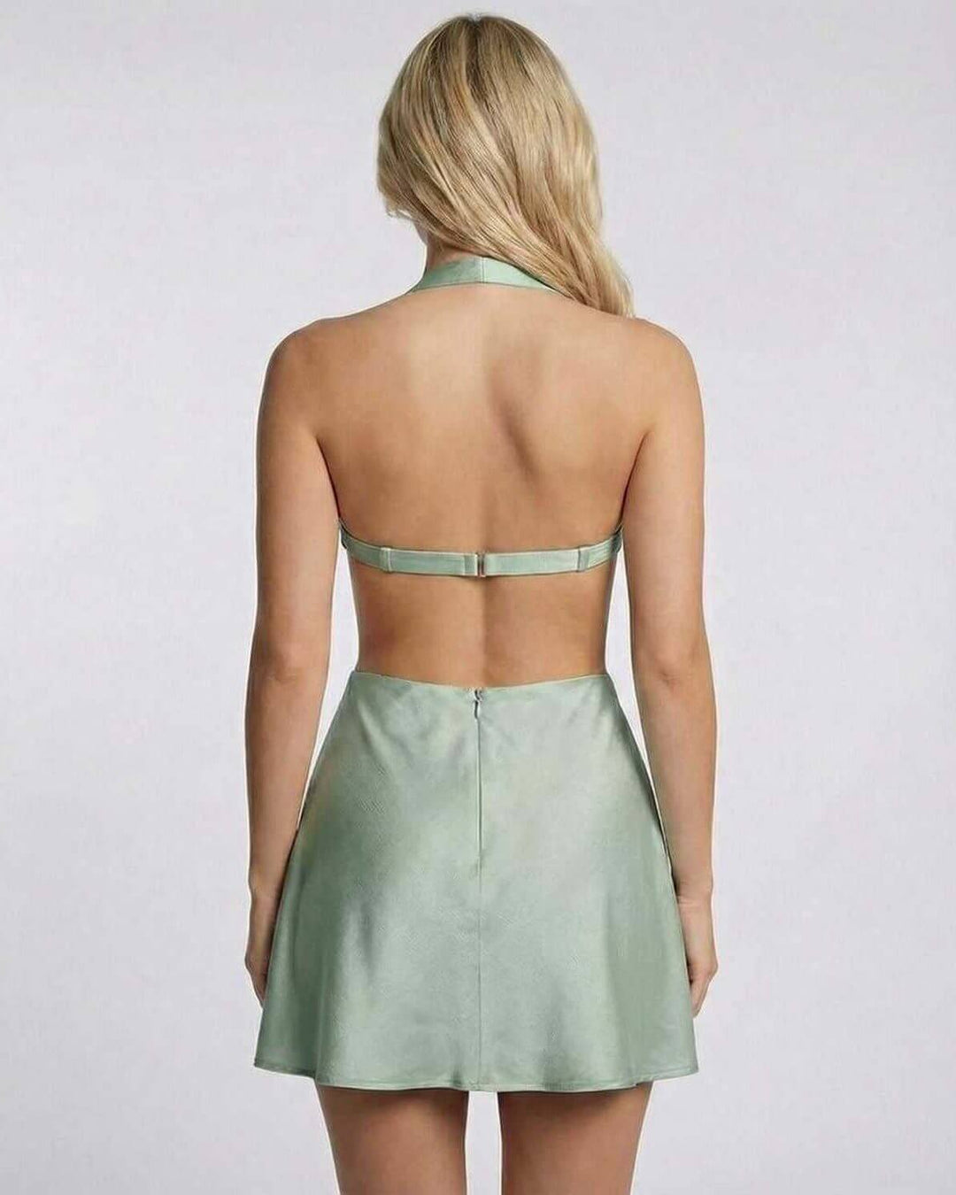 Chic vestido de noche mini sin mangas para mujer, con cuello halter y detalles cut-out. Ideal para fiesta.