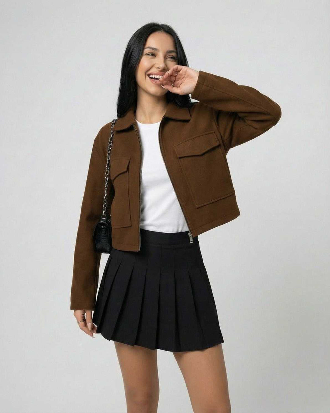 Textura de chaqueta Sahara marrón para mujer, cuello polo elegante. Versátil para vestir en otoño y ciudad.