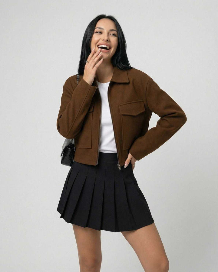 Chaqueta Sahara marrón de mujer, diseño de corte recto con cremallera. Perfecta para un estilo urbano en otoño.