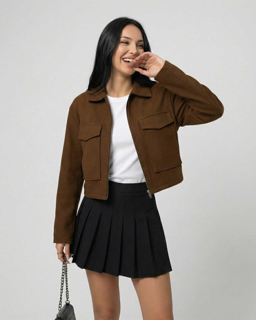 Chaqueta de mujer marrón Sahara, corte recto elegante con cremallera. Versátil para el estilo urbano de otoño.