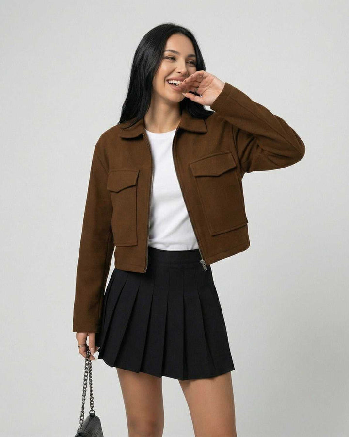 Chaqueta de mujer marrón Sahara, corte recto elegante con cremallera. Versátil para el estilo urbano de otoño.