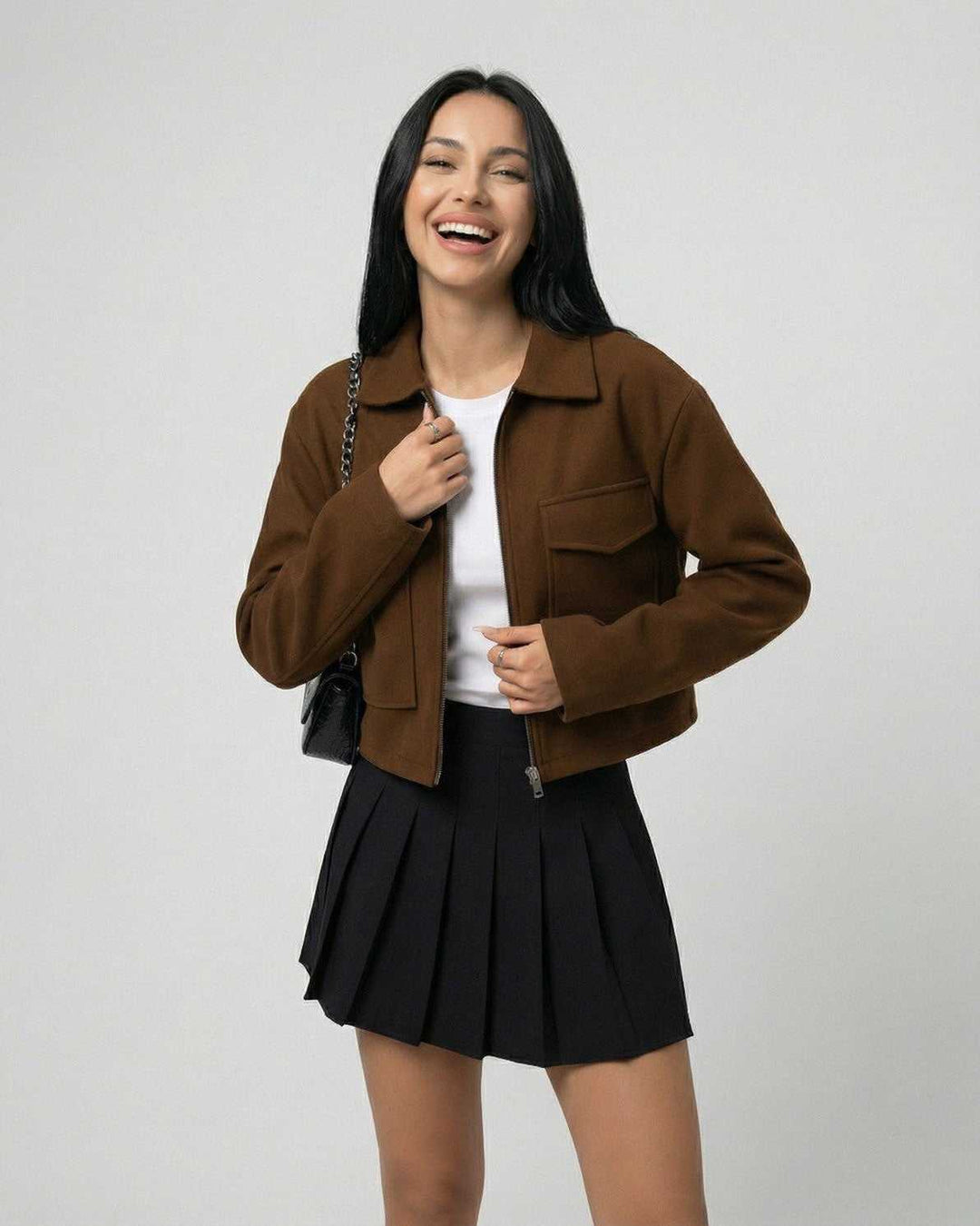 Look completo con chaqueta de mujer Sahara marrón, cuello polo y cremallera. Estilo versátil para otoño.
