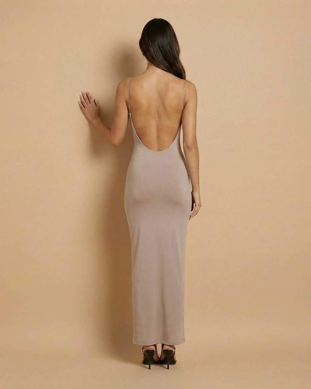 Vestido maxi blanco formal con tirantes finos y espalda descubierta, estilo minimalista para eventos elegantes.