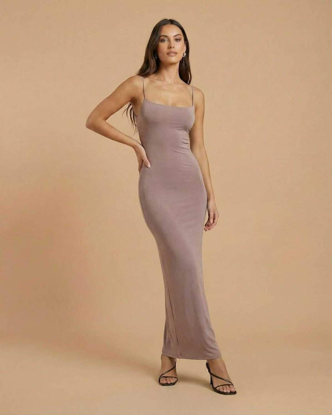 Vestido maxi blanco elegante para mujer, estilo sin espalda, perfecto para fiesta o atuendo de noche.