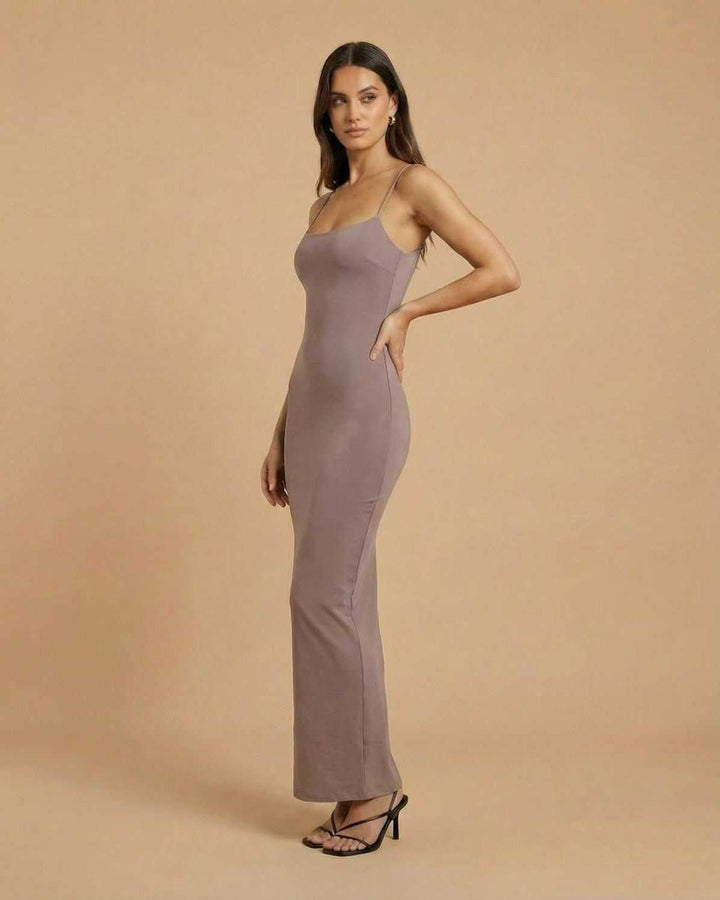 Vestido maxi blanco elegante para ocasiones especiales, con espalda abierta. Un atuendo sofisticado para mujer.