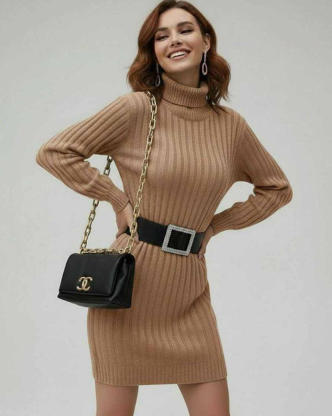 Vestido mini beige acanalado con manga larga y cuello alto. Estilo sofisticado para mujer.