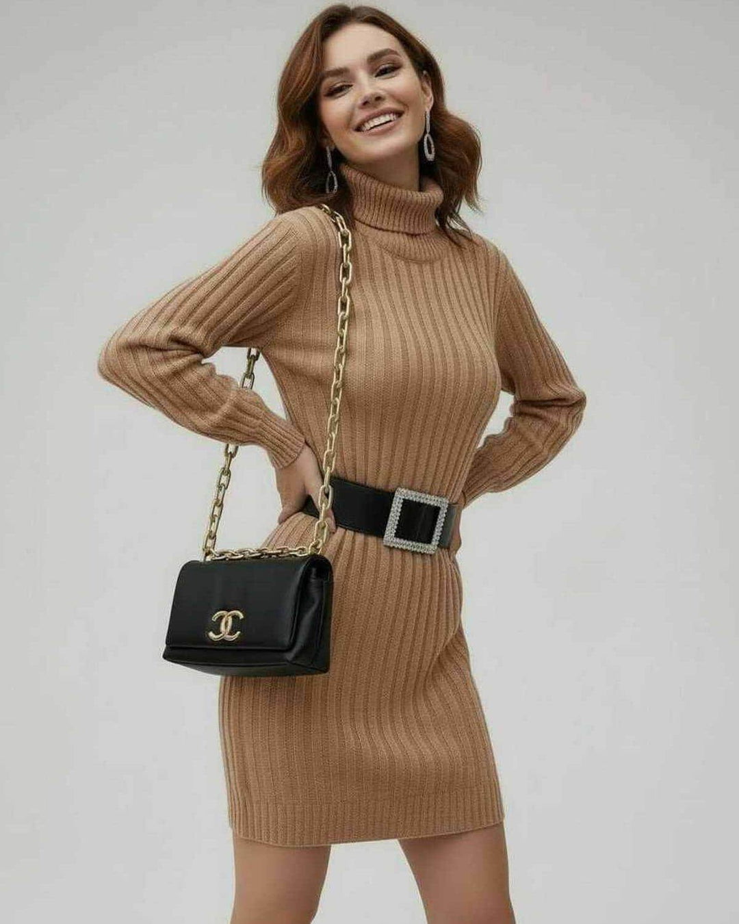 Detalle de tejido acanalado en vestido mini beige Sahara. Textura suave para moda de mujer.