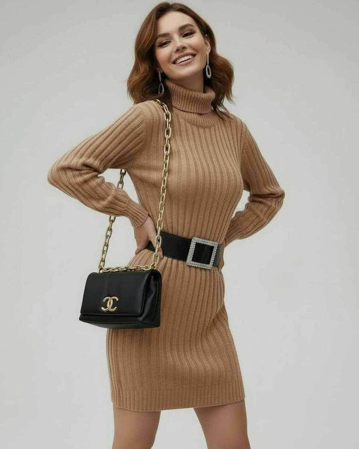 Detalle de tejido acanalado en vestido mini beige Sahara. Textura suave para moda de mujer.