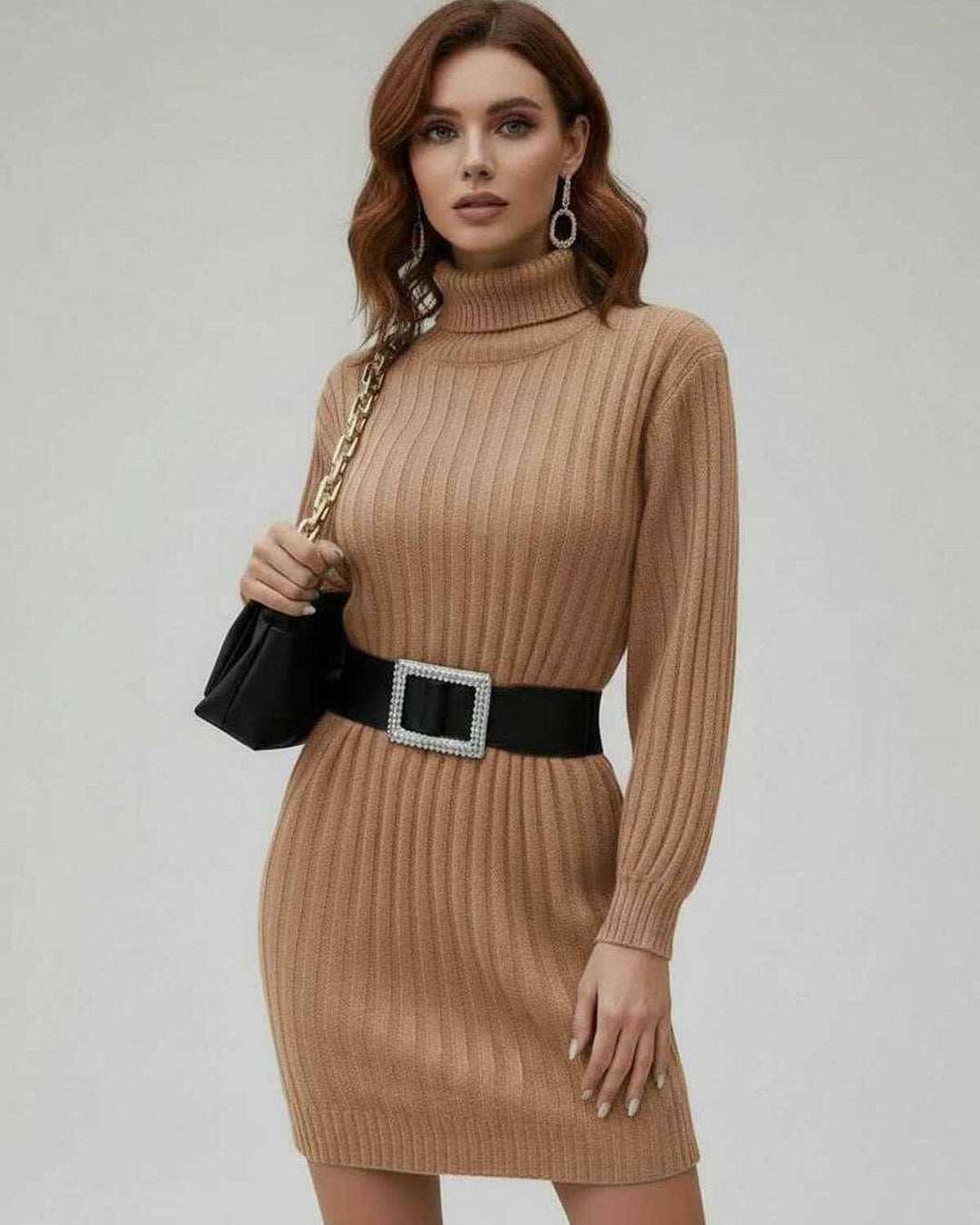 Vestido mini acanalado beige Sahara de mujer con cuello alto y manga larga. Elegancia versátil.