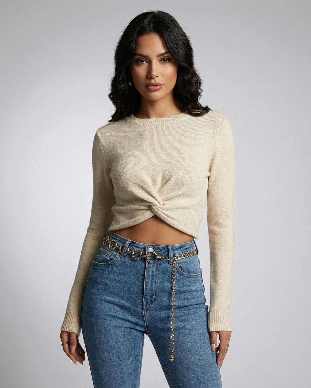 Suéter pullover blanco para mujer con nudo frontal, ideal para otoño e invierno.