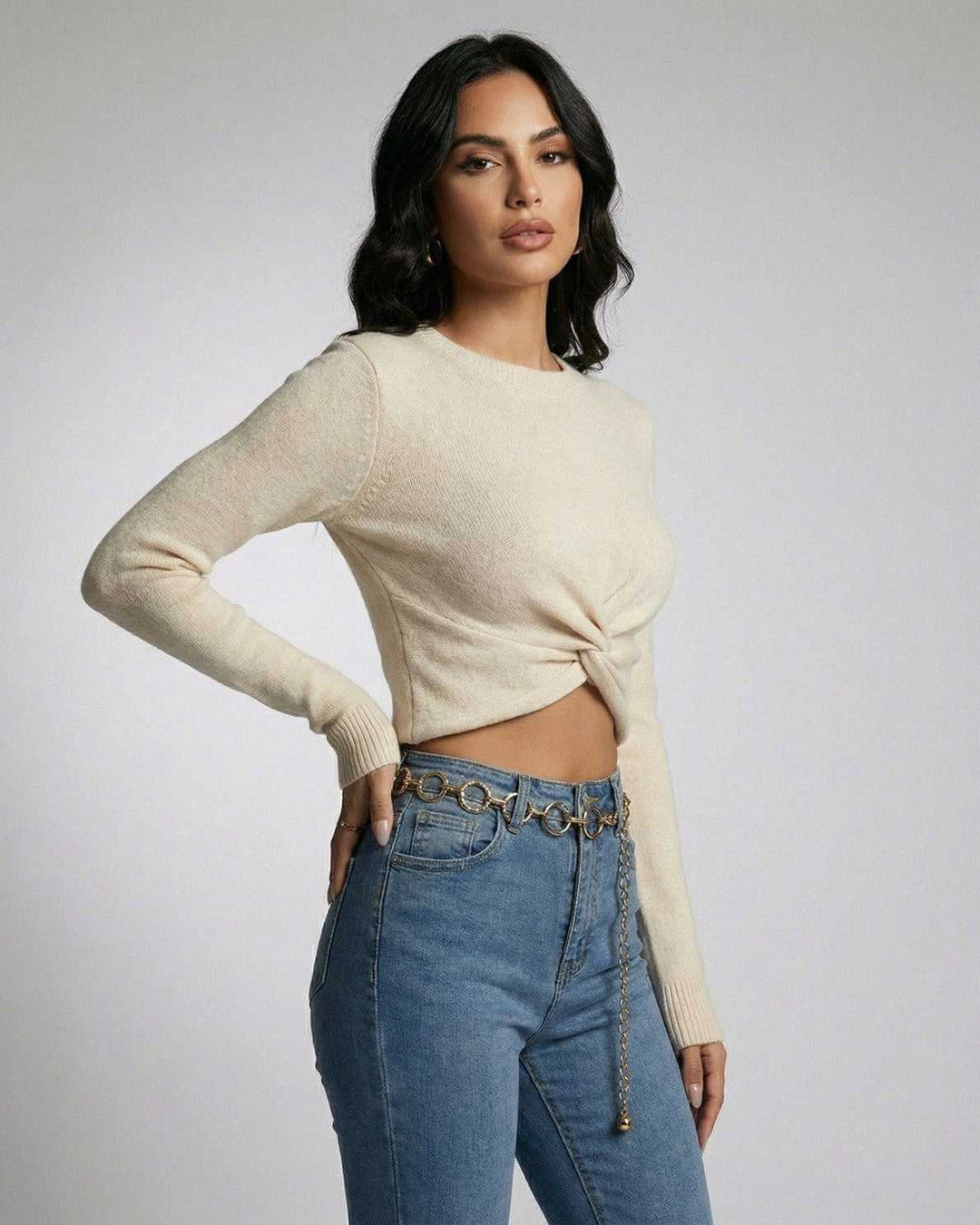 Pullover blanco de moda para mujer, con nudo frontal decorativo, estilo versátil para invierno.