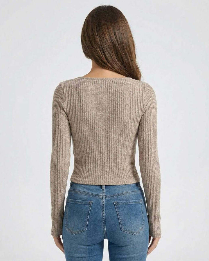 Pullover blanco ajustado de cuello U, versátil para looks casuales y elegantes. Moda mujer.