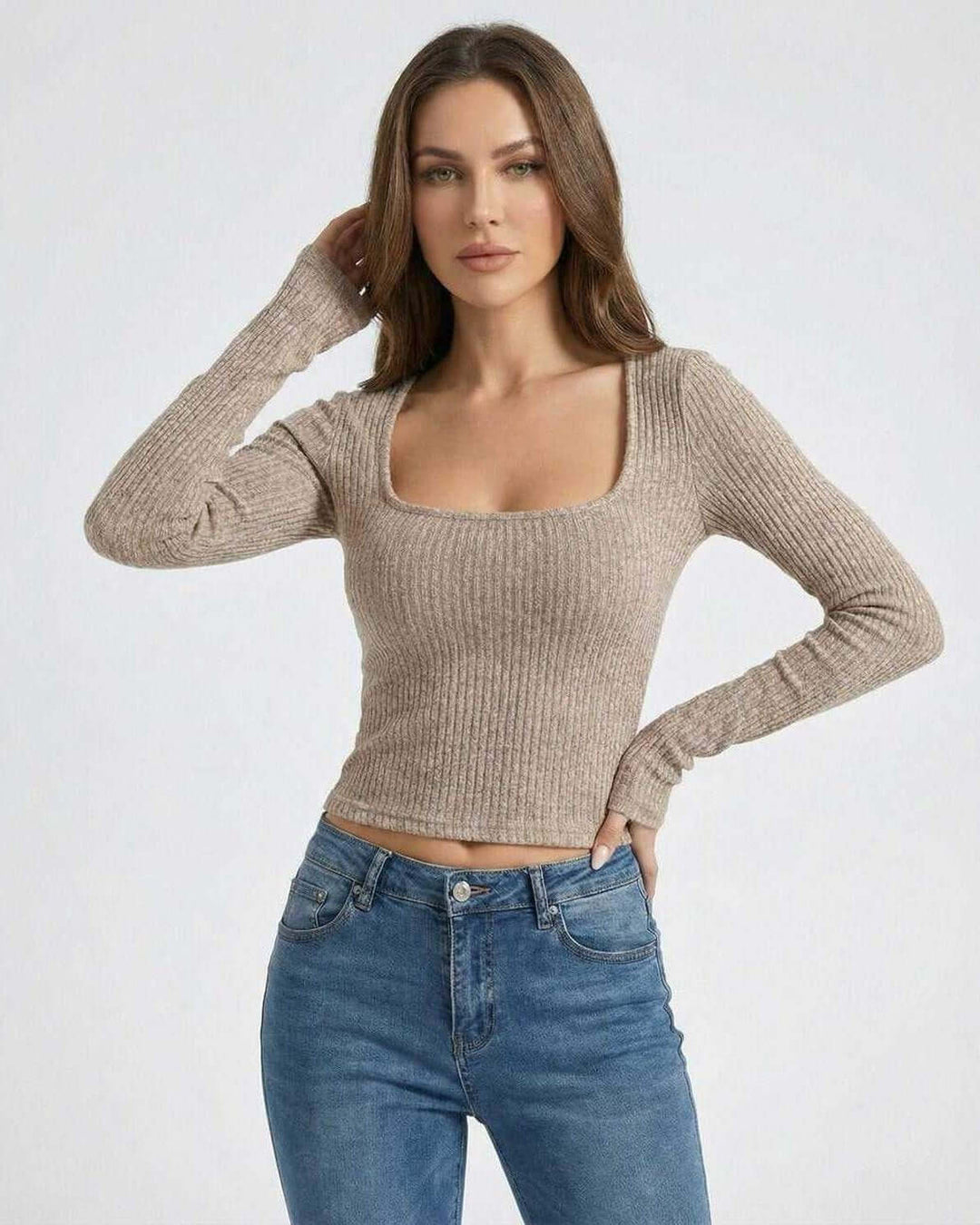 Cómodo suéter blanco de cuello U y manga larga para mujer. Perfecto para otoño e invierno.