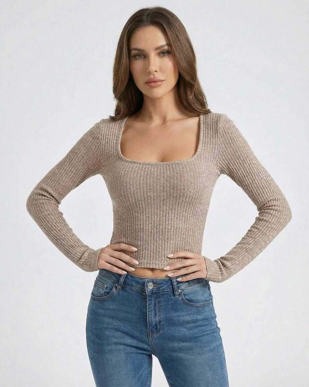Suéter femenino blanco de cuello U, manga larga. Ideal para combinar outfits de otoño/invierno.
