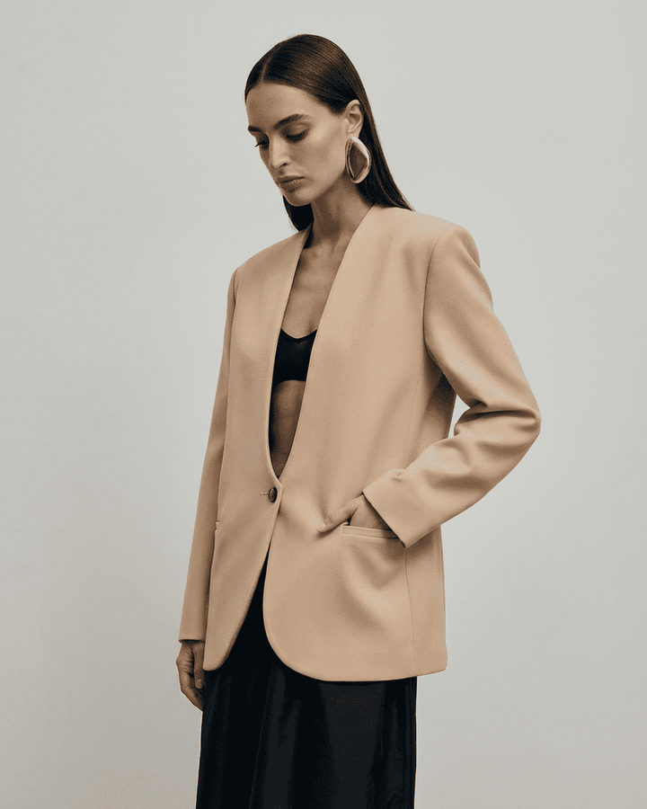 Blazer entallado beige para mujer, estilo elegante y moderno, perfecto para oficina o evento formal.