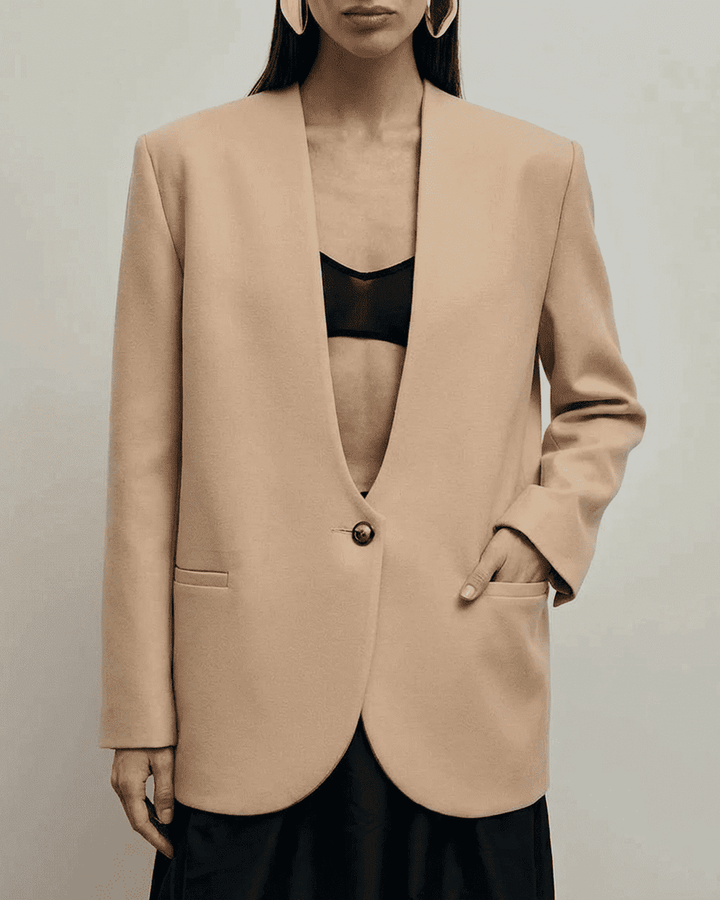 Blazer mujer beige de diseño moderno, entallado, ideal para un estilo sofisticado y ropa de oficina.