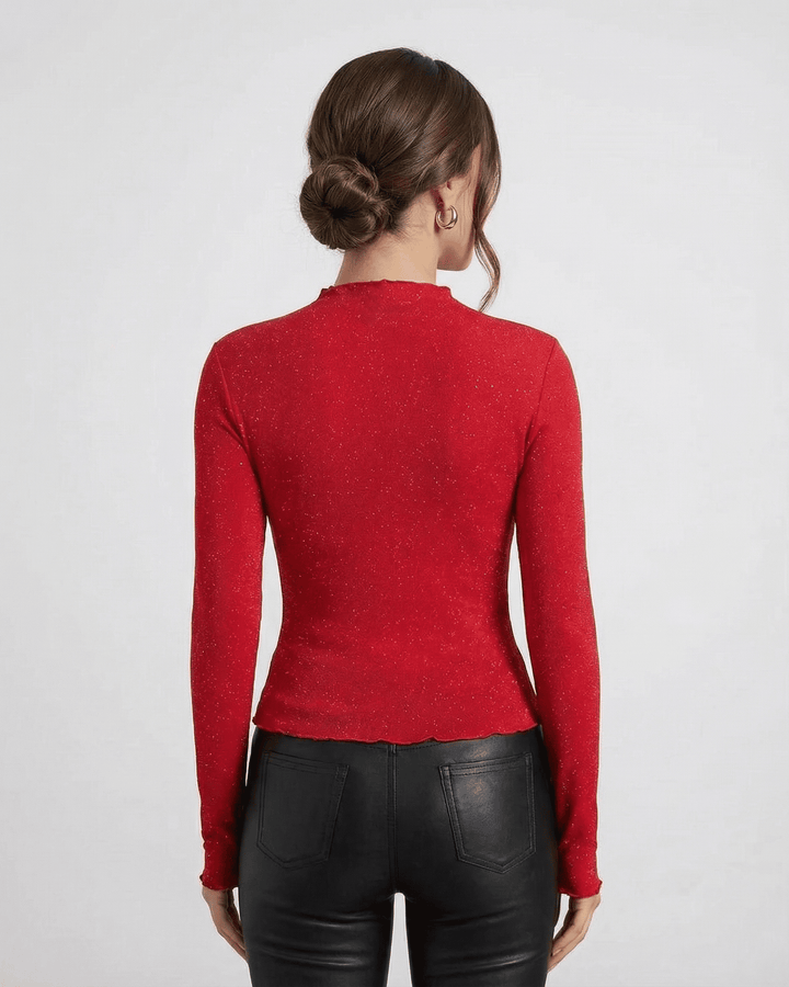 Primer plano blusa escarlata de lentejuelas para mujer, detalle brillante en manga larga, ideal fiesta.