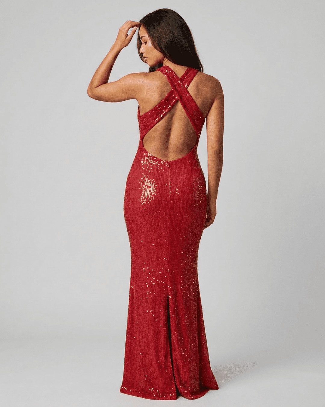 Sofisticado vestido de noche maxi escarlata, con lentejuelas brillantes y espalda descubierta. Moda femenina formal.