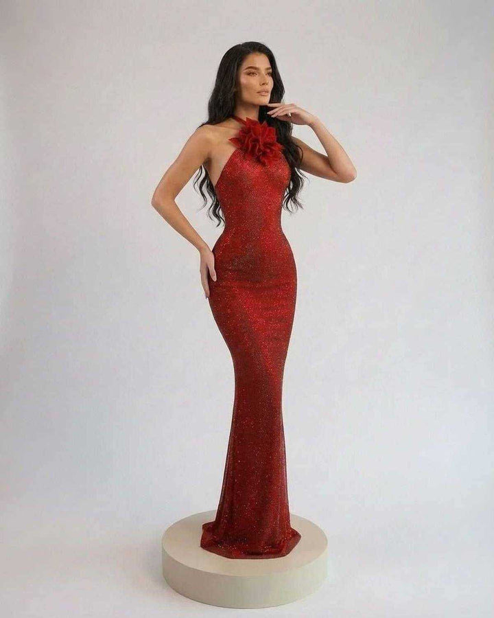 Vestido maxi escarlata floral para mujer, cuello halter, ideal como vestido de noche o para eventos.