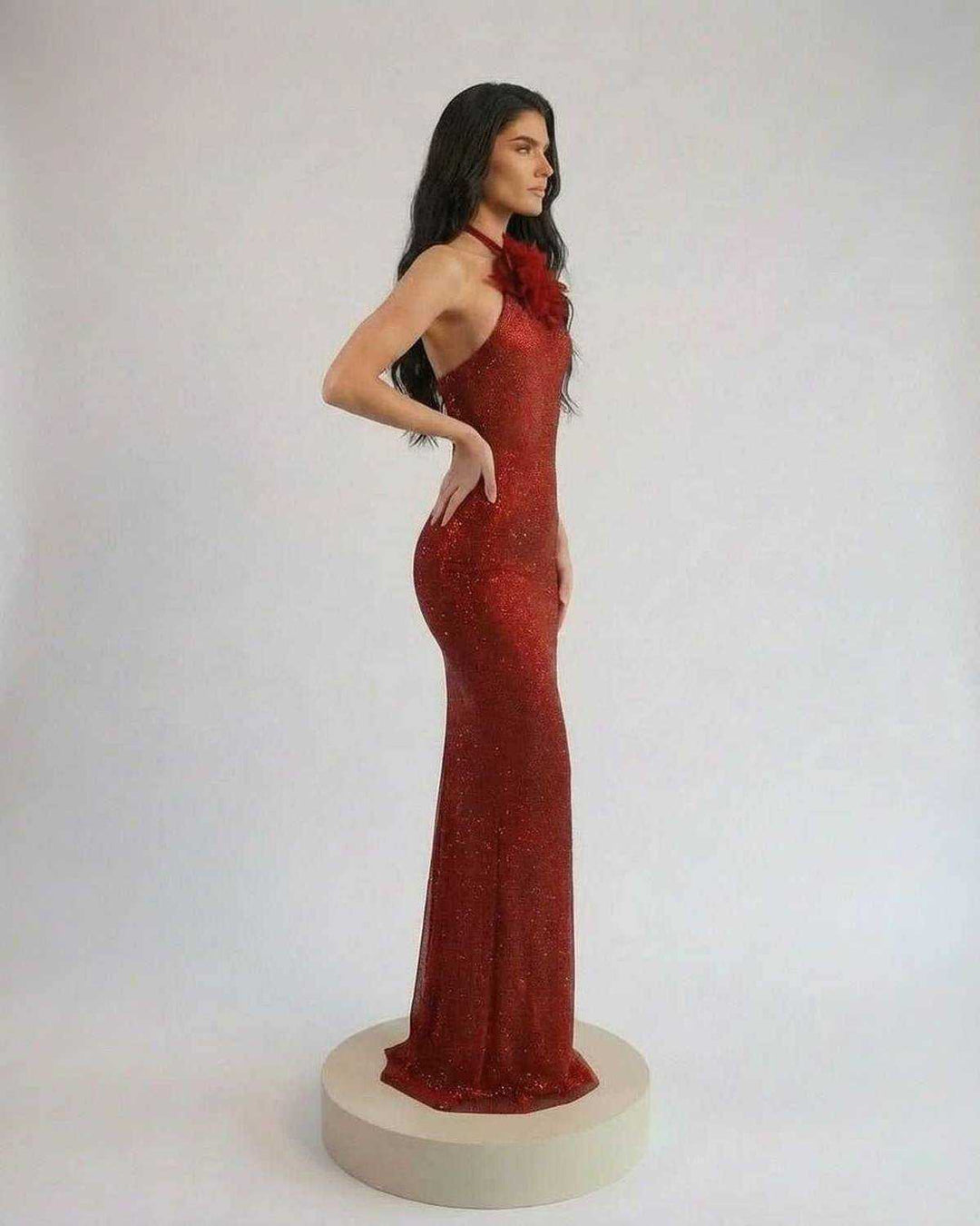 Vestido para eventos rojo escarlata con cuello halter floral, diseño maxi y silueta estilizada de mujer.