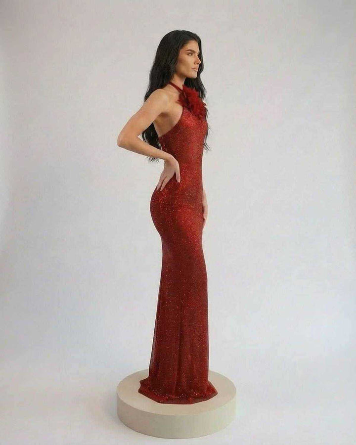 Vestido para eventos rojo escarlata con cuello halter floral, diseño maxi y silueta estilizada de mujer.