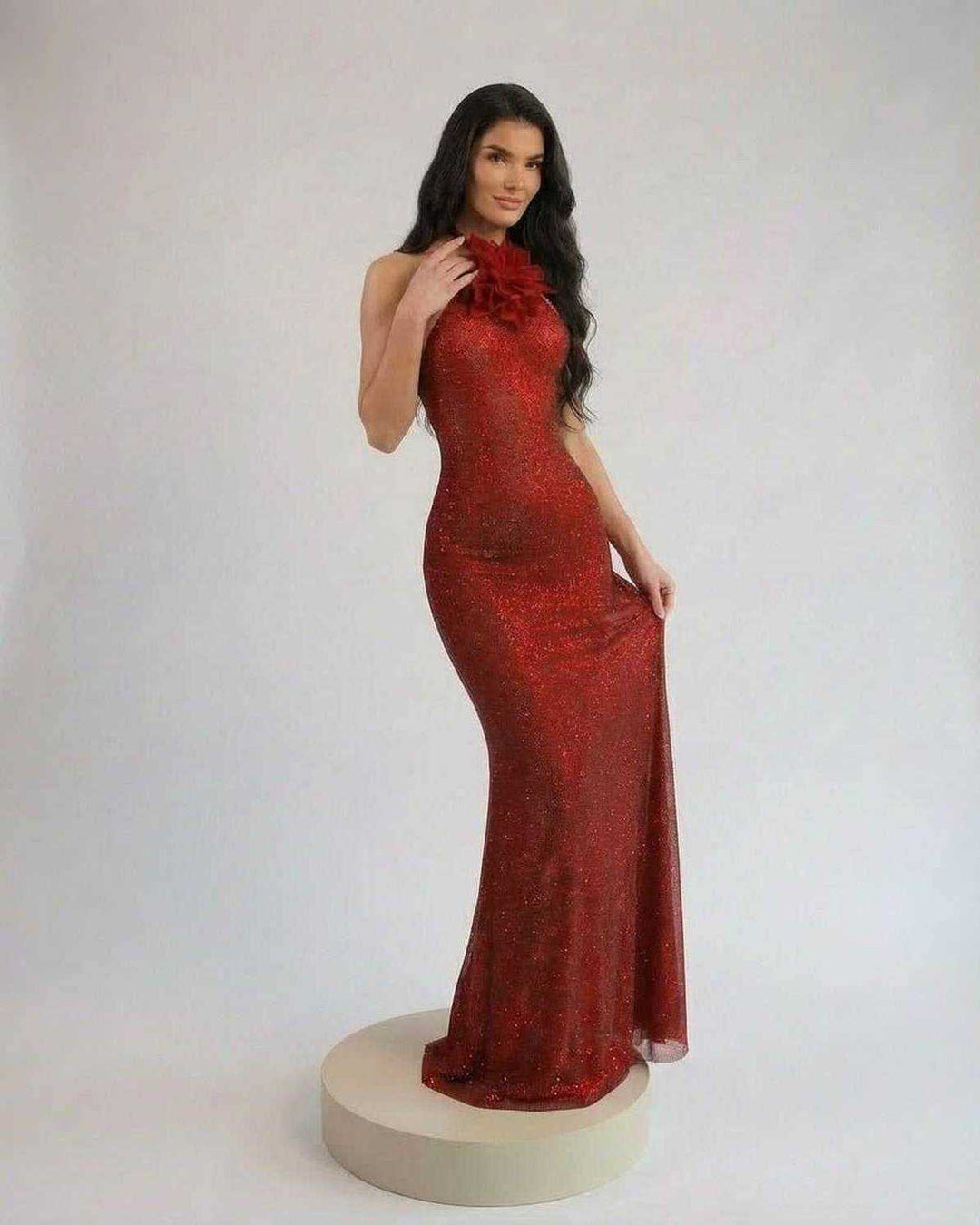 Vestido de mujer maxi rojo escarlata con estampado floral y cuello halter, ideal para eventos formales.