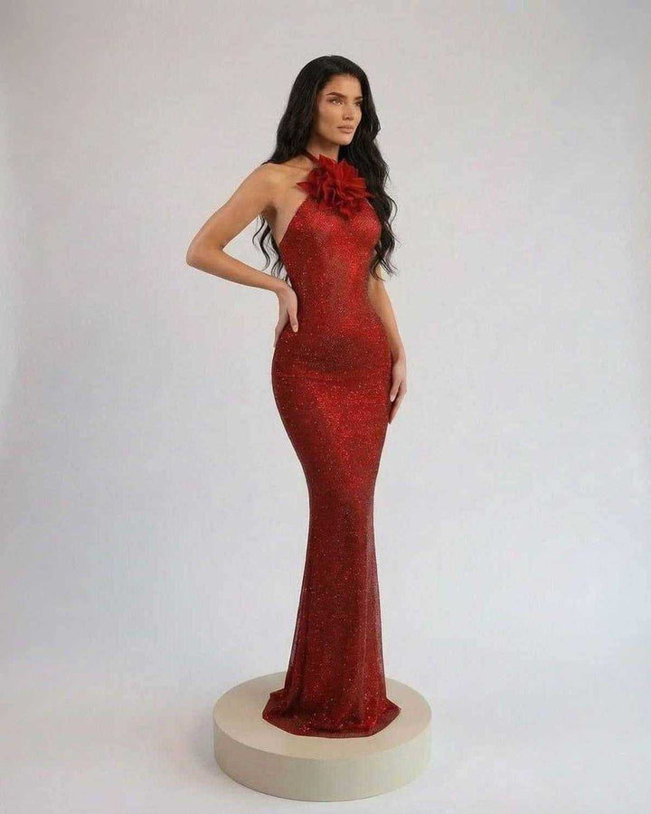 Vestido formal rojo escarlata con distintivo cuello halter floral y silueta maxi elegante para fiestas.