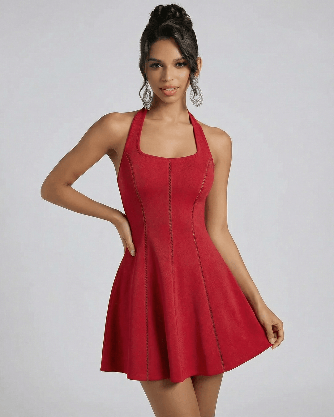 Moda mujer: vestido mini rojo vibrante con silueta acampanada, un estilo chic para fiesta.
