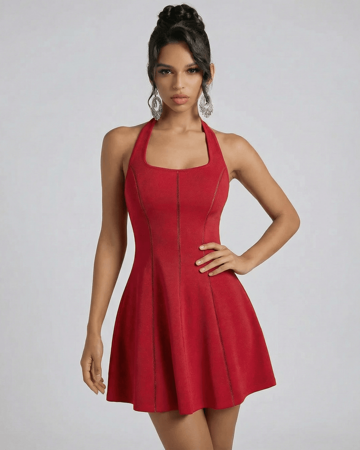 Vestido elegante mini de mujer en tono rojo intenso, con diseño acampanado para moda de noche.
