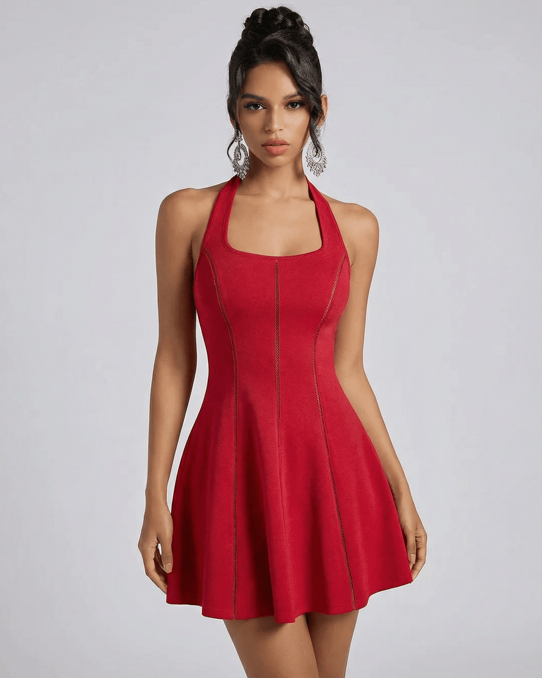 Vestido mini escarlata de mujer con silueta acampanada, perfecto para fiesta y cóctel.