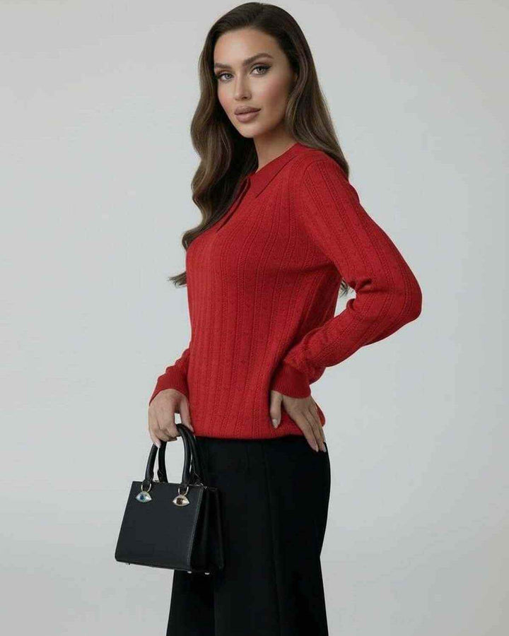 Suéter de punto escarlata para mujer, manga larga. Diseño elegante y cómodo, ideal para la moda de invierno.