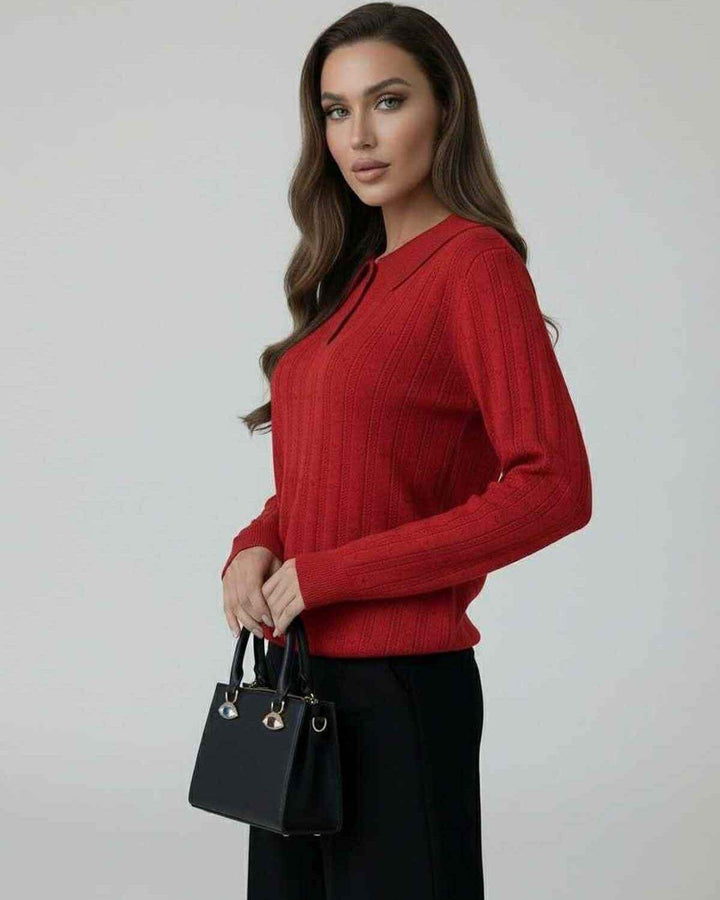 Moda femenina: Suéter escarlata de manga larga para mujer. Tejido de punto, estilo elegante y casual para otoño.