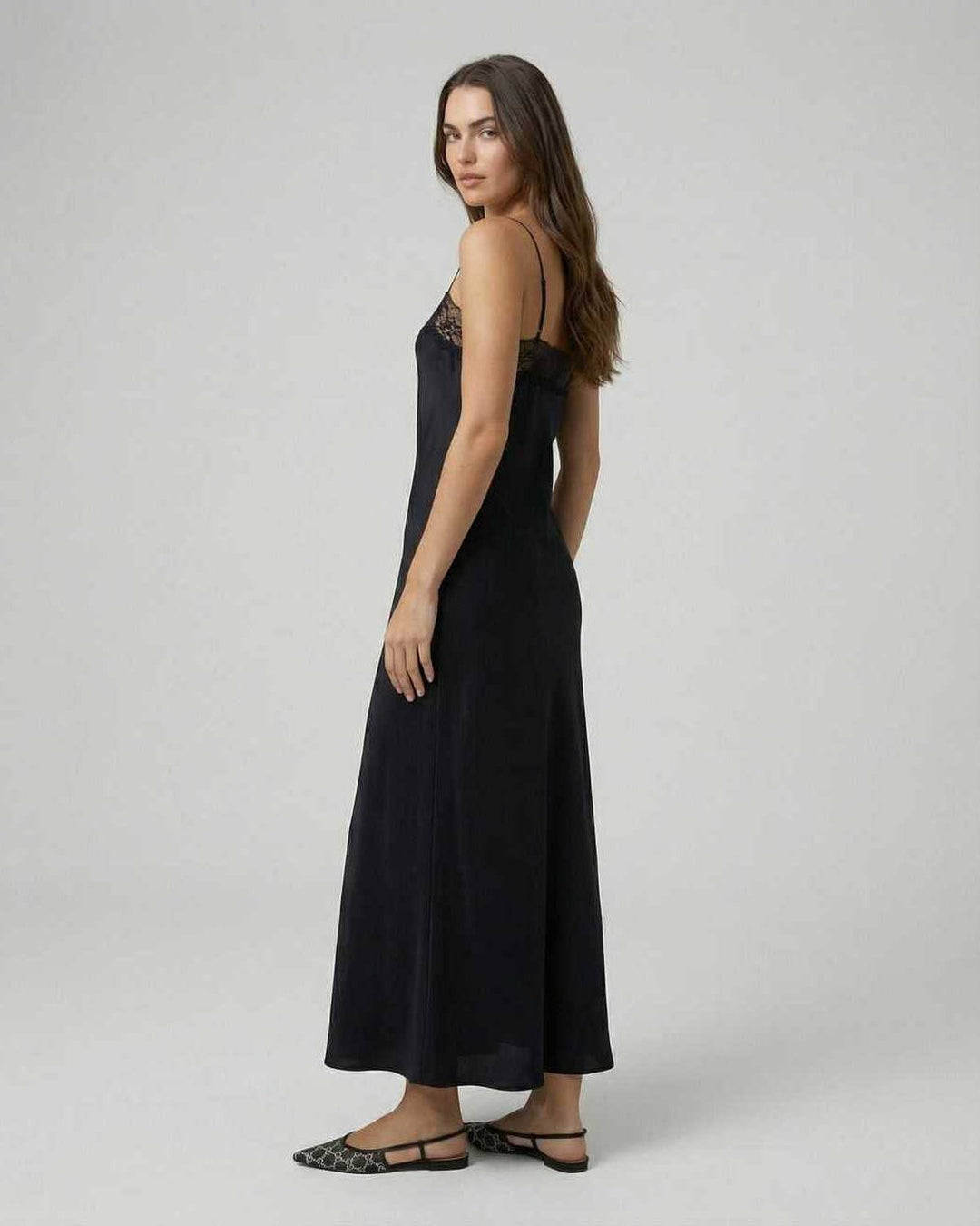 Vestido maxi blanco de encaje sin mangas para mujer. Estilo formal y fluido, perfecto para boda o fiesta elegante.