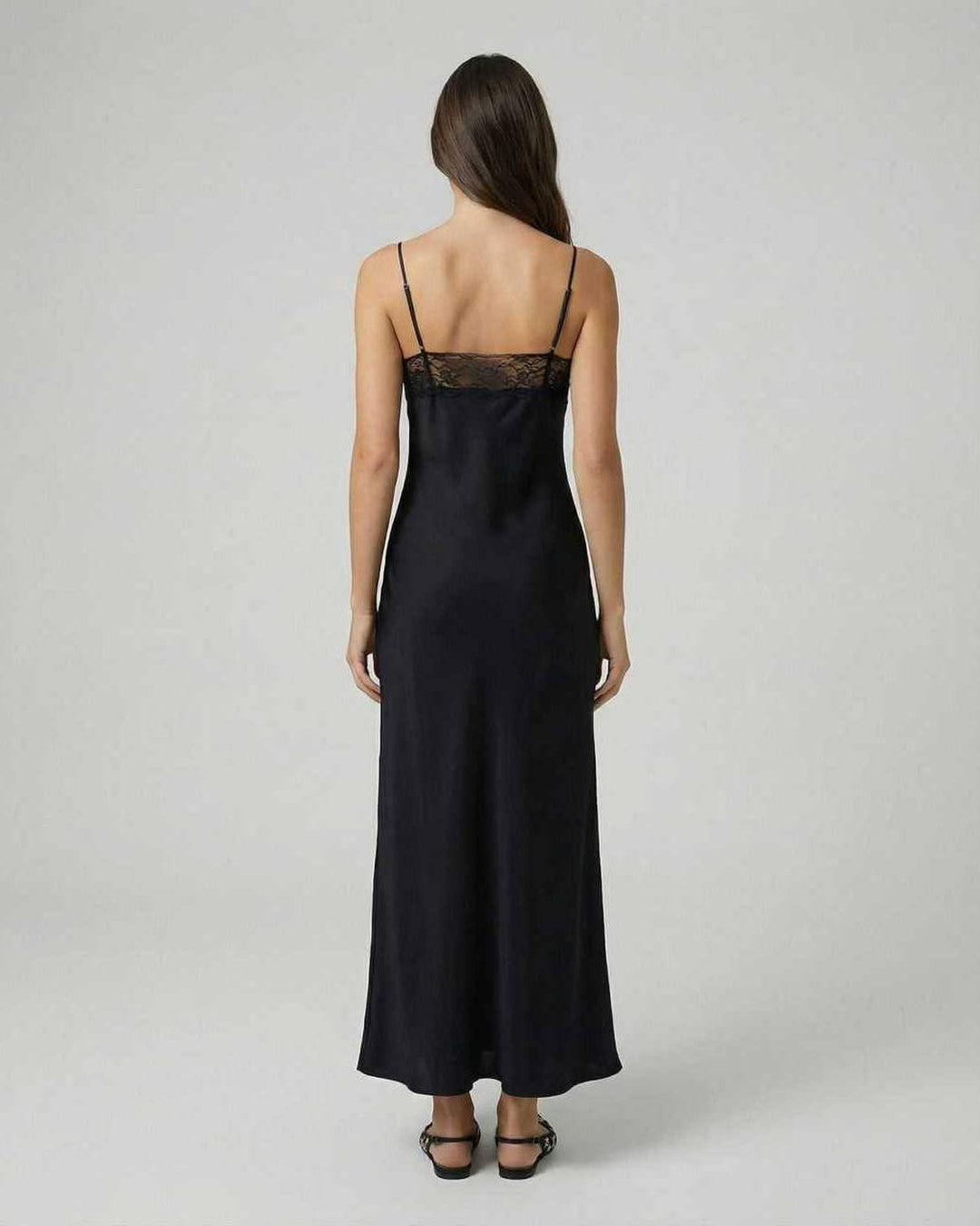 Primer plano de vestido maxi blanco con delicado encaje floral. Diseño sin mangas, perfecto para ocasiones especiales.