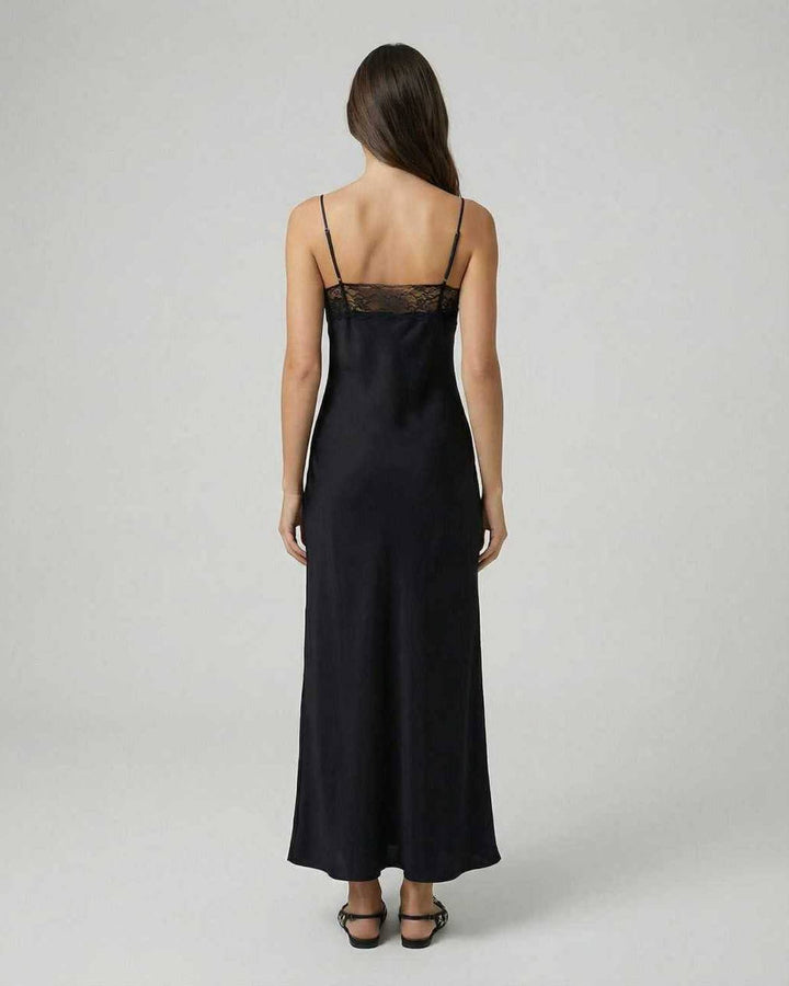 Primer plano de vestido maxi blanco con delicado encaje floral. Diseño sin mangas, perfecto para ocasiones especiales.