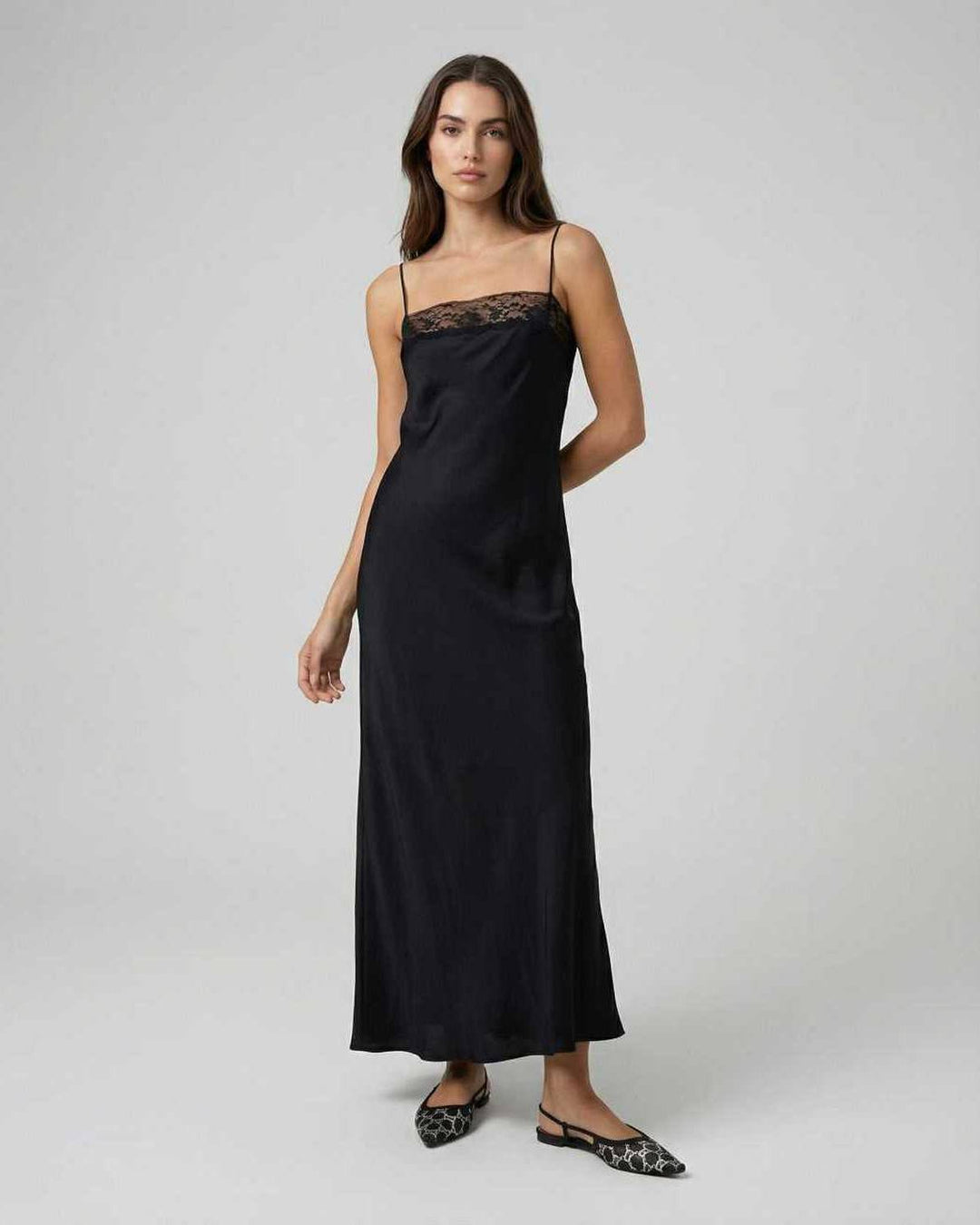 Vestido maxi blanco de encaje sin mangas para mujer. Ideal para fiesta o evento formal, elegante y moderno.