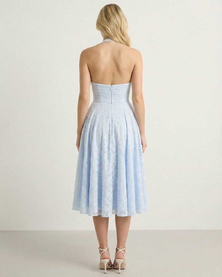 Vestido midi Selene halter A-line sin espalda para mujer, perfecto para verano, fiestas y ocasiones especiales.