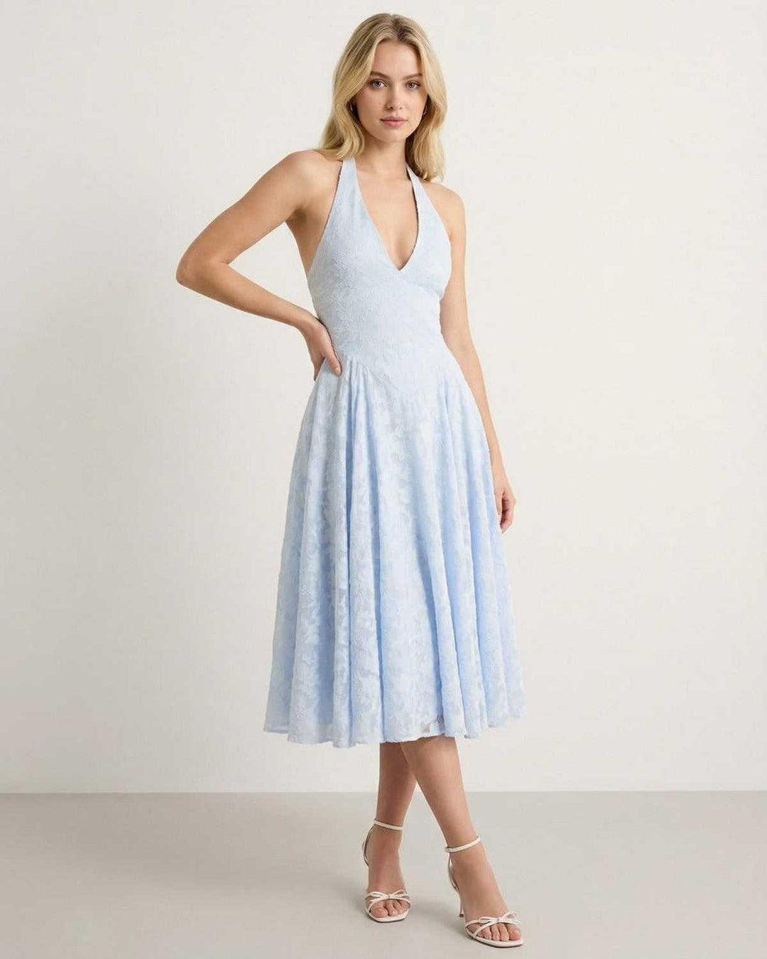 Vestido midi elegante Selene halter A-line para mujer, ideal para fiesta, cóctel o boda.