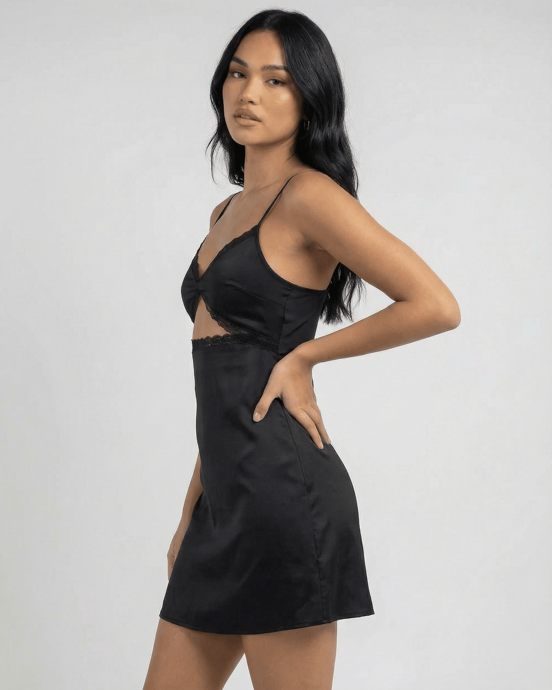 Sensual vestido mini negro de encaje para mujer, con tirantes. Estilo elegante y sofisticado para fiesta nocturna y cóctel.