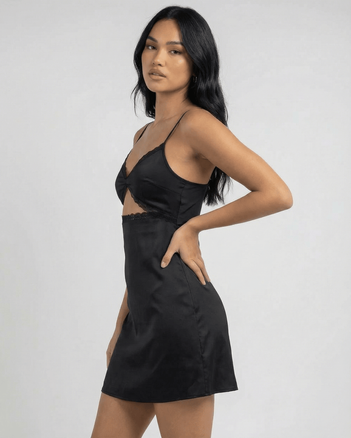 Sensual vestido mini negro de encaje para mujer, con tirantes. Estilo elegante y sofisticado para fiesta nocturna y cóctel.