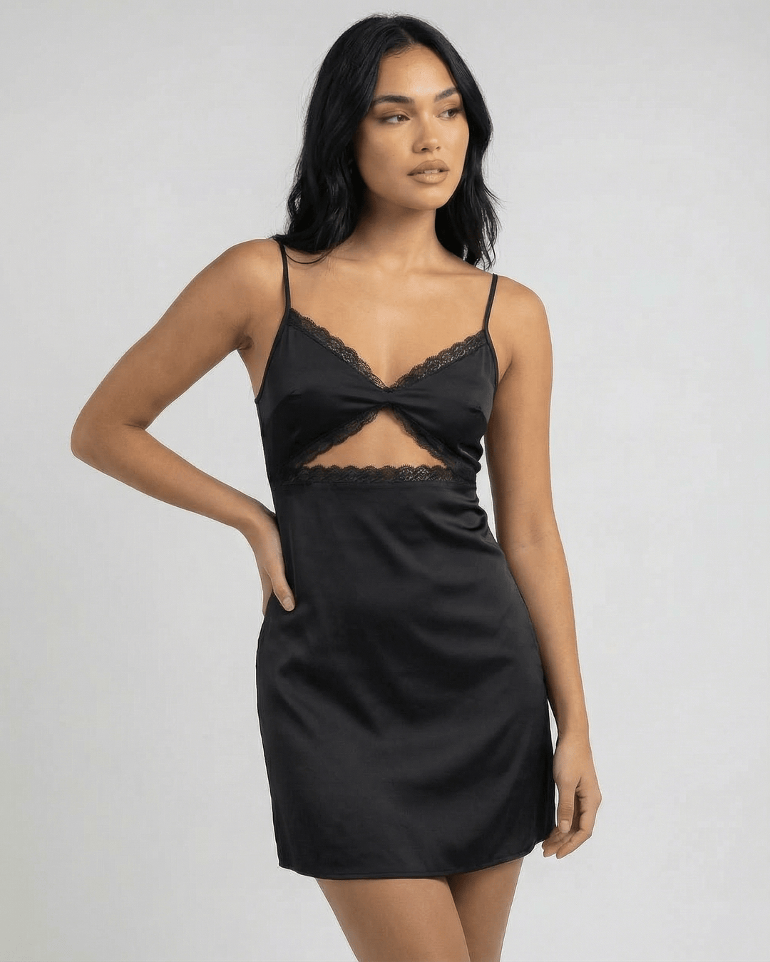 Vestido mini Selene de mujer negro. Diseño con encaje, tirantes y silueta lápiz. Moda elegante y chic para cualquier evento.