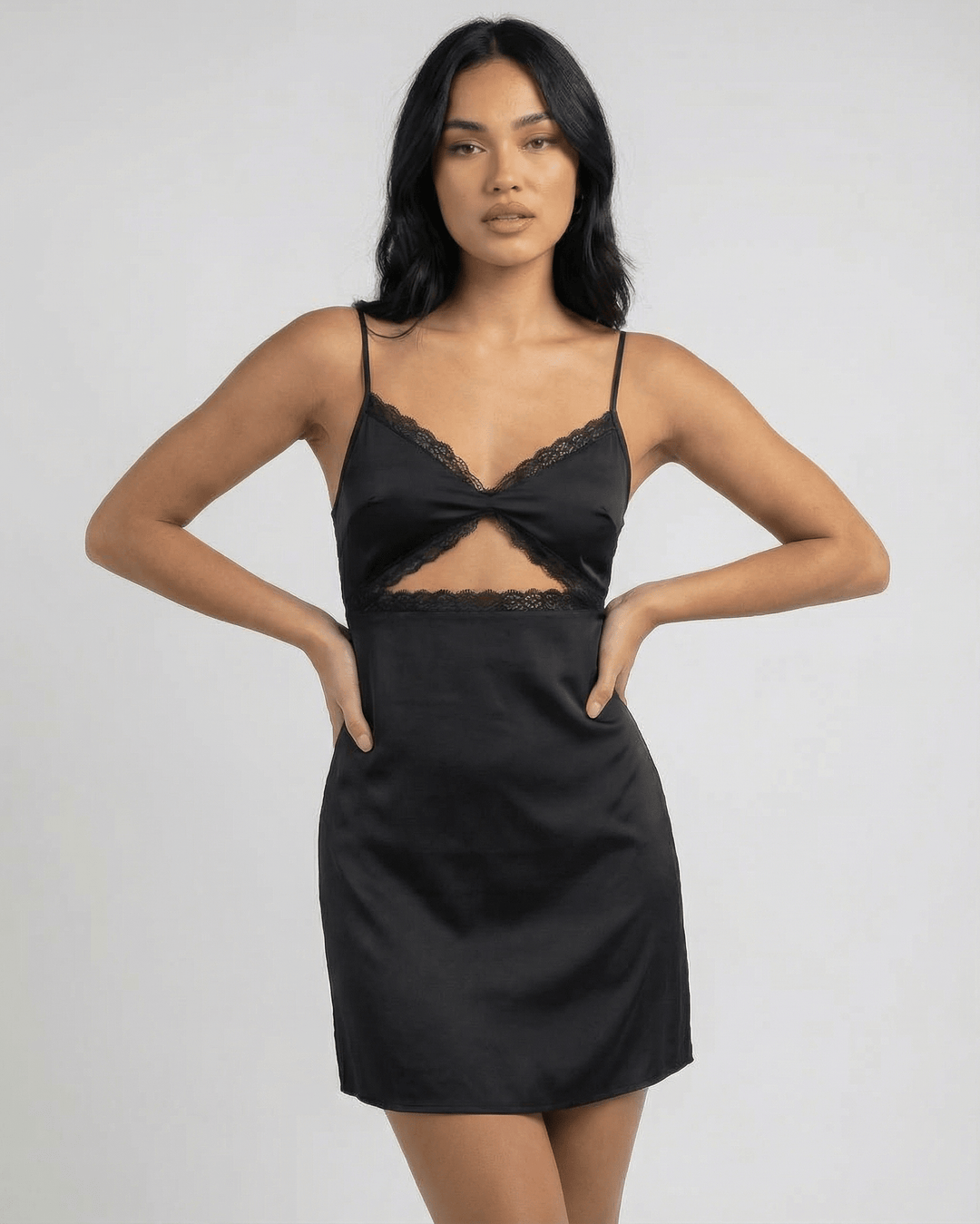 Vestido mini de verano Selene para mujer. Negro con encaje y finos tirantes, ofreciendo un estilo sensual y elegante.