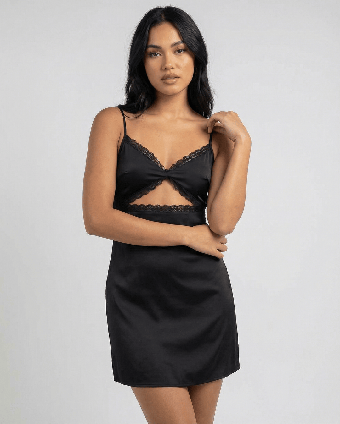 Vestido mini Selene negro de mujer. Delicado encaje y tirantes para un look elegante y sensual. Ideal para cóctel de verano.