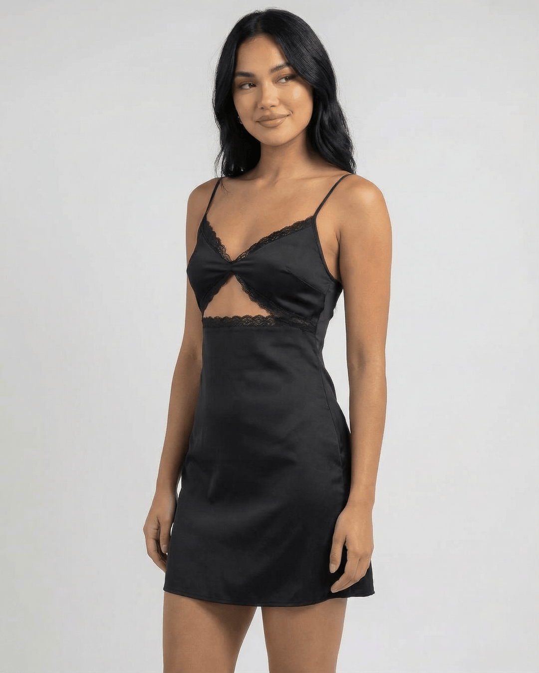 Vestido mini negro con encaje de mujer. Tirantes ajustables y silueta lápiz. Un diseño chic y sensual para fiesta.
