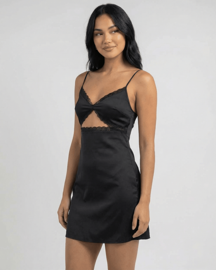 Vestido mini negro con encaje de mujer. Tirantes ajustables y silueta lápiz. Un diseño chic y sensual para fiesta.